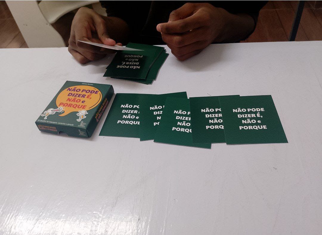 Criança utilizando jogo de cartas em atividade de linguagem e atenção