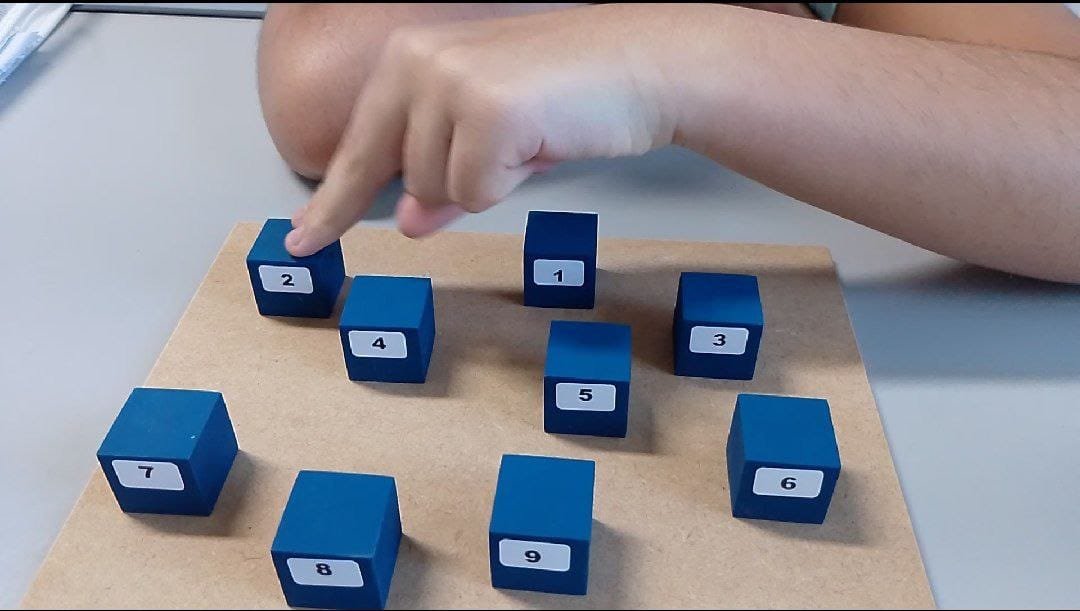 Criança realizando atividade de sequência numérica para estímulo da memória de trabalho